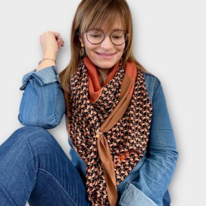 Ellécie crée des foulards élégants et uniques pour les femmes, alliant qualité et créativité. Chaque foulard est conçu en édition limitée avec une attention particulière à l’éthique et à l’originalité, offrant un accessoire qui permet à chaque femme de se sentir spéciale.