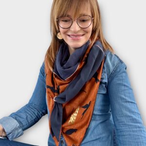 Ellécie crée des foulards élégants et uniques pour les femmes, alliant qualité et créativité. Chaque foulard est conçu en édition limitée avec une attention particulière à l’éthique et à l’originalité, offrant un accessoire qui permet à chaque femme de se sentir spéciale.