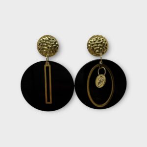 Ellécie crée des boucles d'oreilles uniques alliant qualité et créativité. Elles sont conçues en édition limitée avec une attention particulière à l’éthique et à l’originalité, offrant un accessoire qui permet à chaque femme de se sentir spéciale.