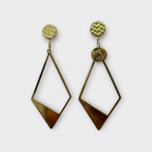 Ellécie crée des boucles d'oreilles uniques alliant qualité et créativité. Elles sont conçues en édition limitée avec une attention particulière à l’éthique et à l’originalité, offrant un accessoire qui permet à chaque femme de se sentir spéciale.