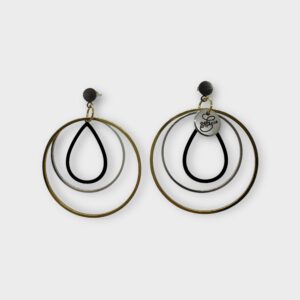 Ellécie crée des boucles d'oreilles uniques alliant qualité et créativité. Elles sont conçues en édition limitée avec une attention particulière à l’éthique et à l’originalité, offrant un accessoire qui permet à chaque femme de se sentir spéciale.