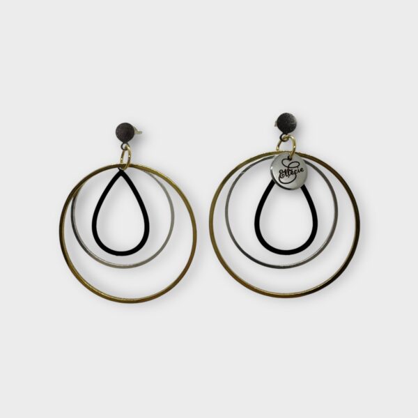 Ellécie crée des boucles d'oreilles uniques alliant qualité et créativité. Elles sont conçues en édition limitée avec une attention particulière à l’éthique et à l’originalité, offrant un accessoire qui permet à chaque femme de se sentir spéciale.