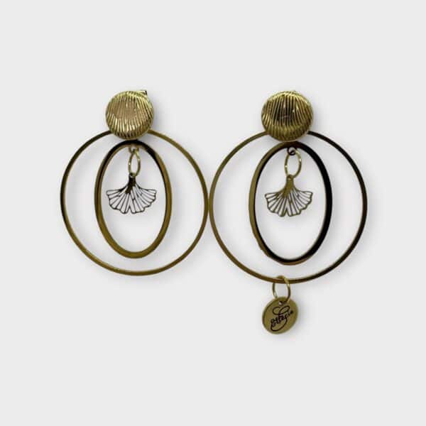 Ellécie crée des boucles d'oreilles uniques alliant qualité et créativité. Elles sont conçues en édition limitée avec une attention particulière à l’éthique et à l’originalité, offrant un accessoire qui permet à chaque femme de se sentir spéciale.