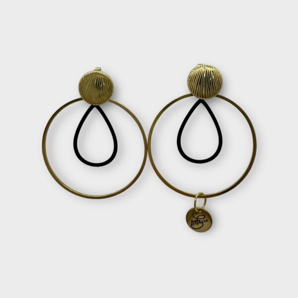 Ellécie crée des boucles d'oreilles uniques alliant qualité et créativité. Elles sont conçues en édition limitée avec une attention particulière à l’éthique et à l’originalité, offrant un accessoire qui permet à chaque femme de se sentir spéciale.