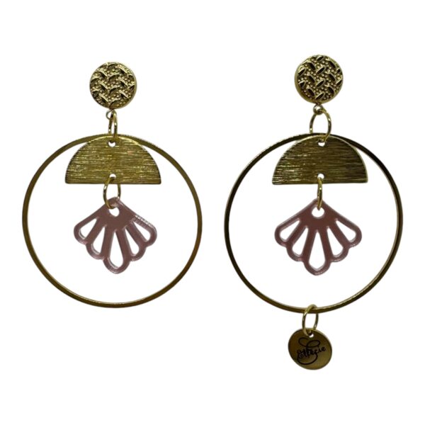 Ellécie crée des boucles d'oreilles uniques alliant qualité et créativité. Elles sont conçues en édition limitée avec une attention particulière à l’éthique et à l’originalité, offrant un accessoire qui permet à chaque femme de se sentir spéciale.