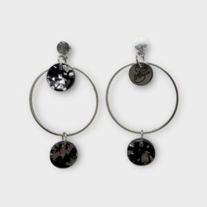 Ellécie crée des boucles d'oreilles uniques alliant qualité et créativité. Elles sont conçues en édition limitée avec une attention particulière à l’éthique et à l’originalité, offrant un accessoire qui permet à chaque femme de se sentir spéciale.