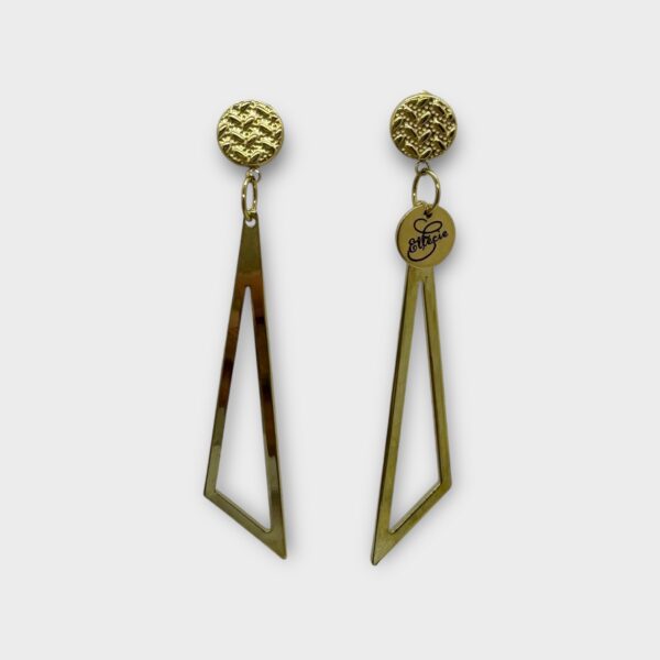 Ellécie crée des boucles d'oreilles uniques alliant qualité et créativité. Elles sont conçues en édition limitée avec une attention particulière à l’éthique et à l’originalité, offrant un accessoire qui permet à chaque femme de se sentir spéciale.