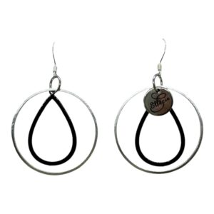 Ellécie crée des boucles d'oreilles uniques alliant qualité et créativité. Elles sont conçues en édition limitée avec une attention particulière à l’éthique et à l’originalité, offrant un accessoire qui permet à chaque femme de se sentir spéciale.