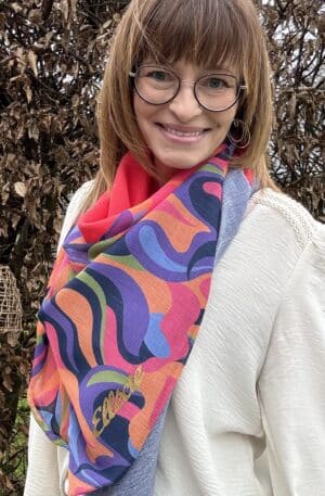 Ellécie crée des foulards élégants et uniques pour les femmes, alliant qualité et créativité. Chaque foulard est conçu en édition limitée avec une attention particulière à l’éthique et à l’originalité, offrant un accessoire qui permet à chaque femme de se sentir spéciale.