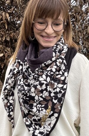 Ellécie crée des foulards élégants et uniques pour les femmes, alliant qualité et créativité. Chaque foulard est conçu en édition limitée avec une attention particulière à l’éthique et à l’originalité, offrant un accessoire qui permet à chaque femme de se sentir spéciale.